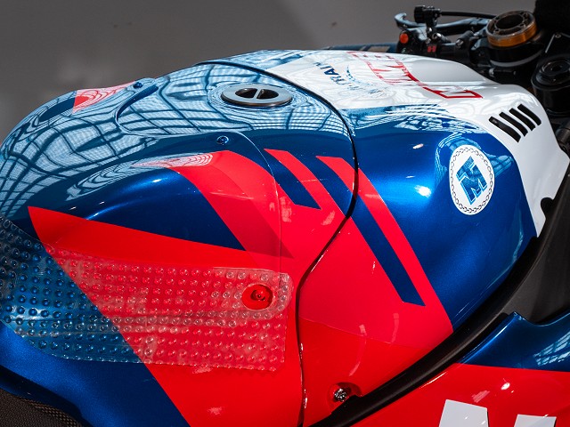 Fuel Tank - Produced by Yamaha Racing in Italy, our fuel tank provides a lower centre of gravity and aerodynamic benefits, as well as improving rider comfort.
